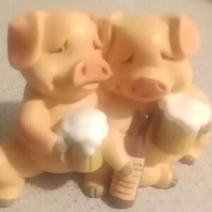 👀🎈🎈🎈 SALE 3/$25 🎈🎈🎈👀 Pig figurine drinking beer